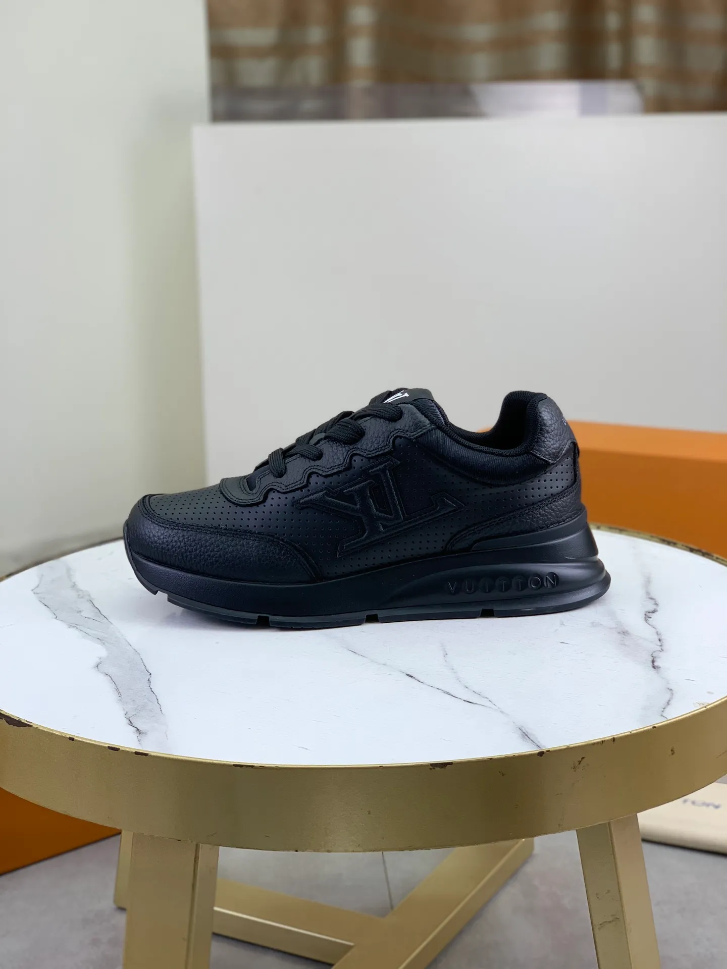 Factory price P700 💶 Top version [LOUIS VUITTON] Couple 🧑‍🤝‍🧑 Craftsman style Counter series (original order) New style 🍀LV Louis Vuitton - top version LV classic high-top trendy shoes! Made of imported original craft calfskin, original breathable lining, and original wear-resistant, lightweight, high-end TPU outsole! High quality products! 3️⃣ colors available, code numbers: female 35-39, male 39-44 (female 40, male 45 46 customized)